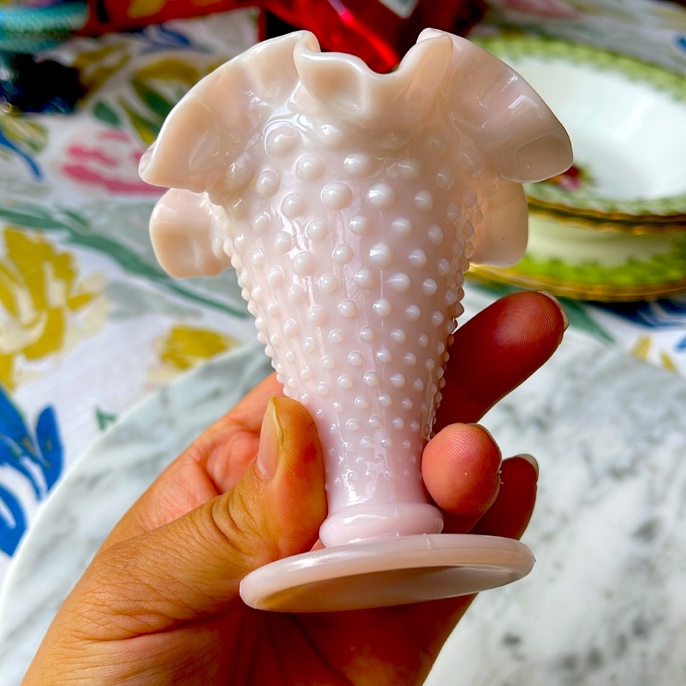 Rare small Vibtage Fenton pink milk glass vase 4” tall - Picture 3 of 5